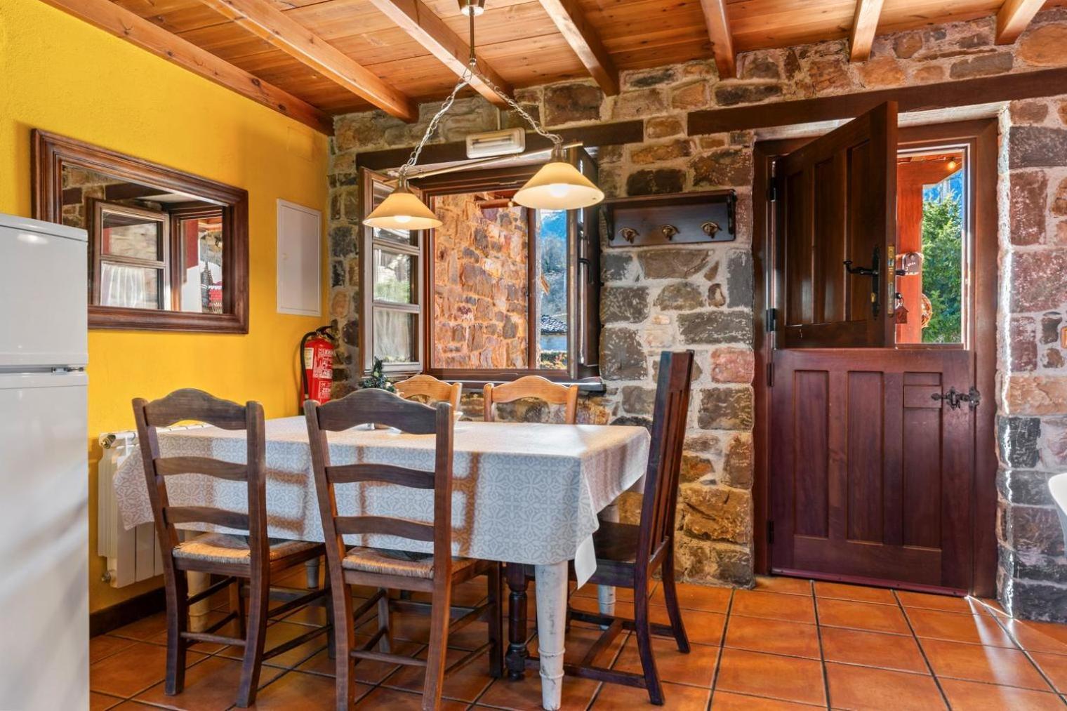 Country house Valle De Bueida, Jacuzzi Solo En Casas El El Palacio Y Viscarcel Barzana
